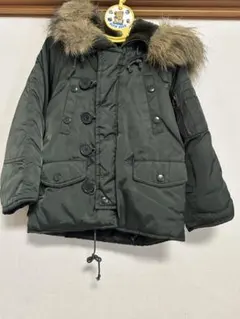 カーキ色のアウター