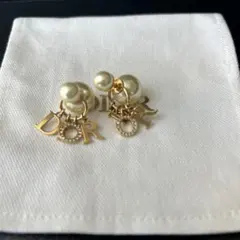 Dior パール ロゴ ピアス