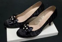 リボン付きビジュー装飾ブラックパンプス