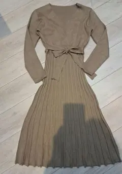 ベージュ リボン付き ニットワンピース