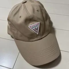 GUESS ベージュ キャップ トライアングルロゴ