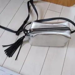 ikot ショルダーバッグ シルバー タッセル付きのサムネイル