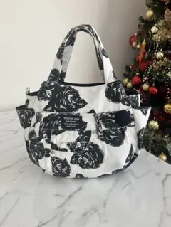 943 白地に黒のバラ花柄デニムリメイクバック　ハンドメイド