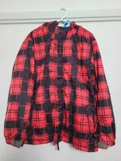 赤と黒のチェック柄フード付きウェア