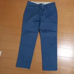 青いストレートレッグチノパンツ