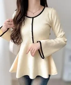 【mily bilet】配色パールボタンリブニットペプラムトップス