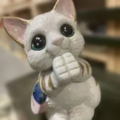 陶器製お願い猫　両手合わせてお願いしてます　登録商標　大きな瞳と可愛らしい顔