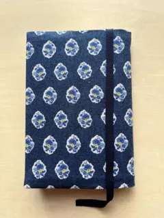 【日本製布地】北欧柄　文庫本ブックカバー　ハンドメイド　ネイビー