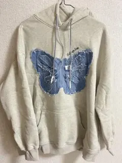 蝶刺繍 ライトグレー フード付きパーカー