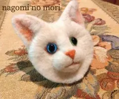 羊毛フェルト オッドアイ 猫 白猫 ブローチのサムネイル