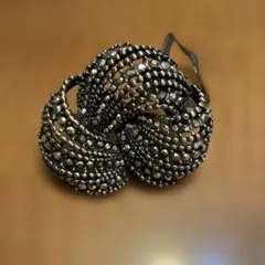 銀色のブローチ、スカーフクリップかも？