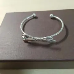 リボンモチーフ シルバーカラー バングル ブレスレット