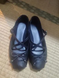 黒いバレエシューズ クロスストラップ