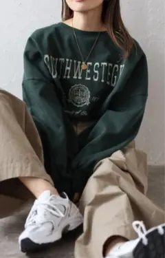 ボンジュールサガン　カレッジロゴ刺繍ピグメントスウェット　ダークグリーン