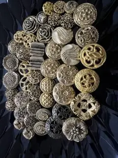 金色の装飾的ボタンセット