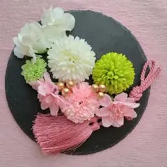 ピンクと白のピンポンマムとミニダリアにモーブピンクのタッセルの髪飾り