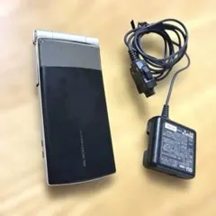 au T005 ガラケー 携帯電話 本体　充電器つきのサムネイル