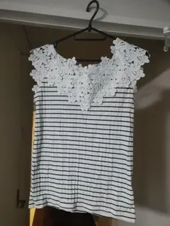 レース付き白黒ストライプタンクトップ