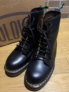 美品】イギリス限定 Dr. Martens SOLOVAIR 8ホール 青タグ - メルカリ