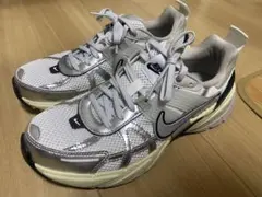 ナイキスニーカーV2Kラン ホワイト／シルバー　24.5㎝