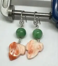 天然珊瑚と翡翠　ビーズと葉型 イヤリング　シルバー