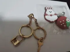 鍵とウサギ・イチゴチャームのキーホルダー