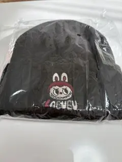 ラブブ 刺繍の黒い ニット帽