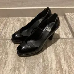 黒エナメルパンプス