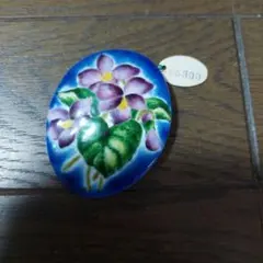 紫色の花の卵型ブローチ