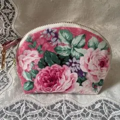 バッグに付けられるミニポーチ