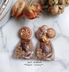 アンティークボタンカボション×刺繍タッセル（ブラウンベージュ）