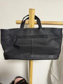 黒レザートートバッグ 大きめ ジッパーポケット付き