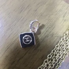 CHANEL ゴールド ホリデースクエアチャーム チェーン付き