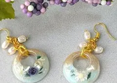 ドーナツ型パールホワイトフックピアスドライフラワー入りハンドメイドレジン