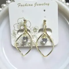 捻りチャームとビジューのイヤリング　ノンホールピアス　ゴールド