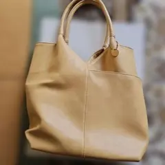 ベージュ 合成皮革 ハンドバッグ　赤のポーチもセットです。2点の品になります。