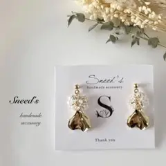 ▪ゴールドメタル花びらチャーム×クリアファルファーレビーズピアス／イヤリング