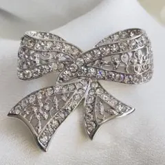 【38】AVON ヴィンテージブローチ　キラキラリボン　美品