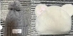 グレーのポンポン付きニット帽とクマさんポーチ