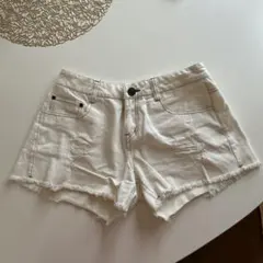 美品！　ホワイト ダメージ加工 ショートパンツ