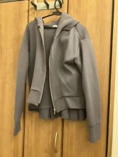 オンワード樫山　フリル付きグレーフードパーカー