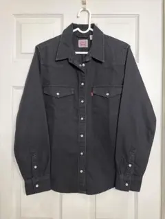 お値下げ中❣️美品Levi's デニムジャケット ブラック　古着　リーバイスのサムネイル