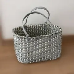 グレーとホワイトのかごバッグ