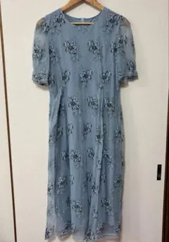 花柄刺繍の水色ワンピース