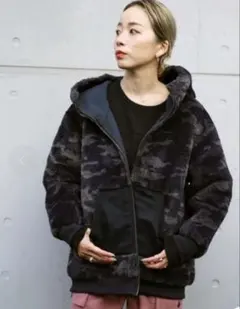 新品AVIREX Belleカモプリント シャギーボンディング ジップフーディー