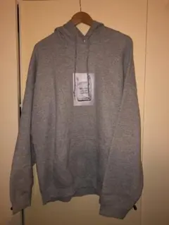 グレー フード付きトレーナー プリント入り