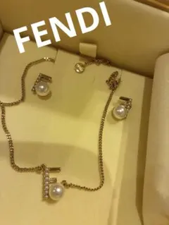 FENDI Fロゴ パール ネックレス ピアス セット（お箱付き）