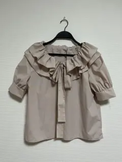 フリル付きオフショルダー半袖ブラウス