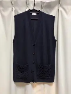 ブラックボタン付き ニットベスト