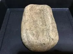抉り入り磨製石斧? (出土品) 縄文時代前期 ? 約12㌢×9㌢×2㌢です